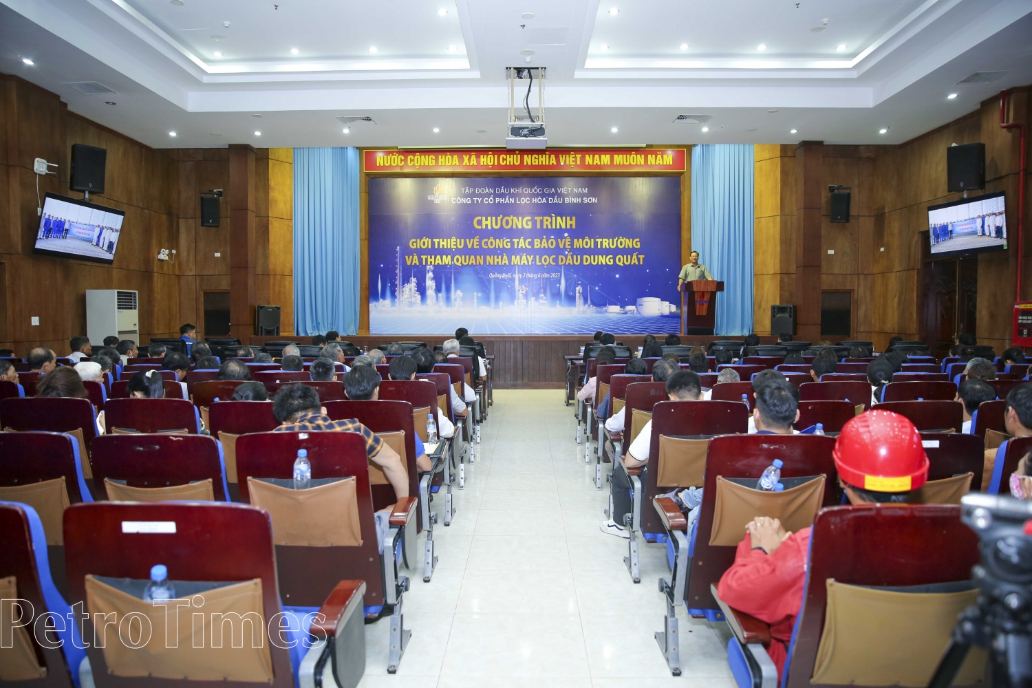 Hơn 100 người dân xã Bình Trị (Quảng Ngãi) tham quan công tác bảo vệ môi trường tại NMLD Dung Quất Hơn 100 người dân xã Bình Trị (Quảng Ngãi) tham quan công tác bảo vệ môi trường tại NMLD Dung Quất