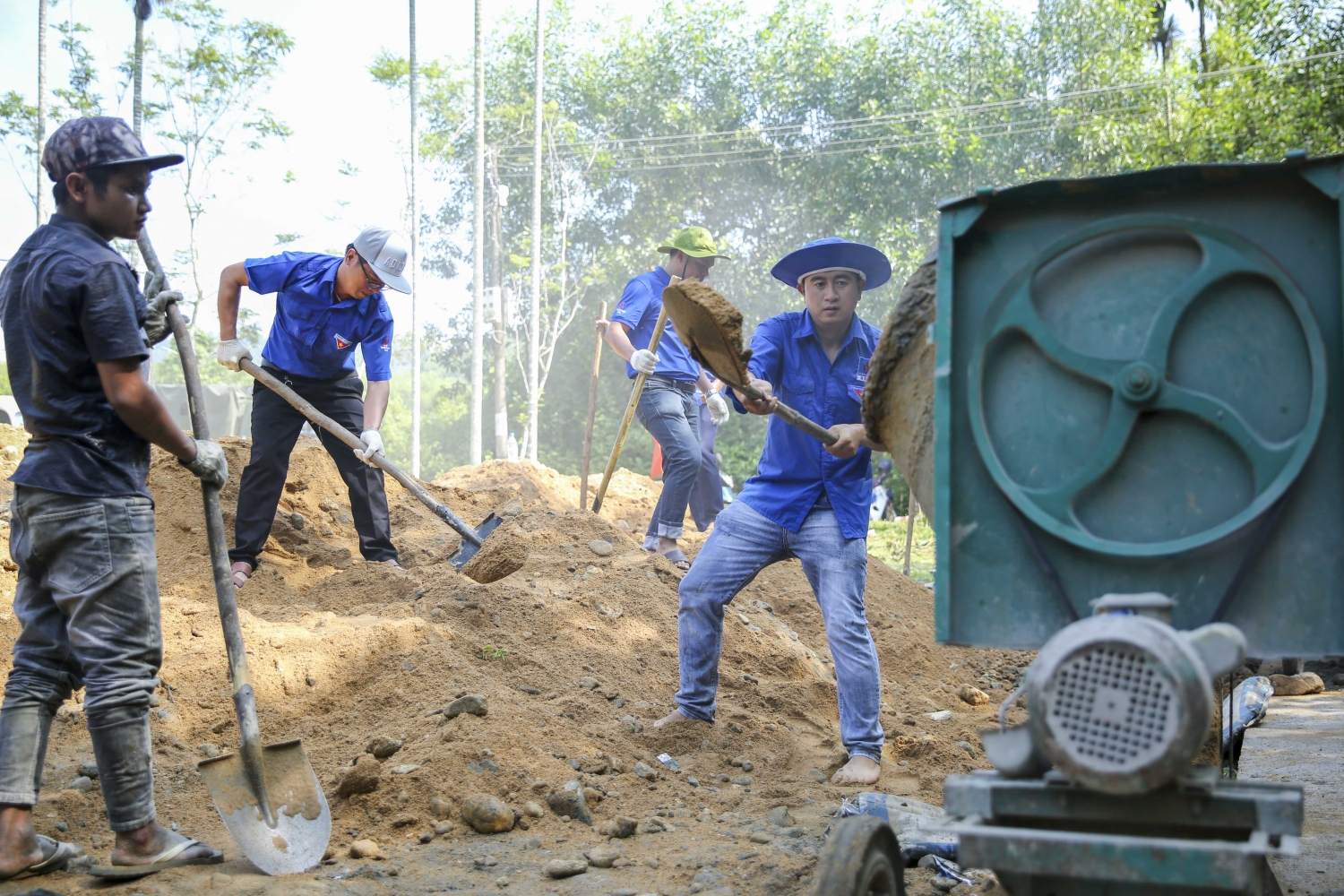 Tuổi trẻ BSR xung kích trong chiến dịch Thanh niên tình nguyện hè năm 2023 của tỉnh Quảng Ngãi Tuổi trẻ BSR xung kích trong chiến dịch Thanh niên tình nguyện hè năm 2023 của tỉnh Quảng Ngãi