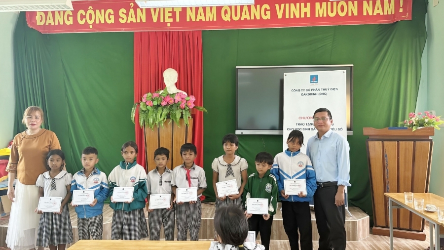 Thuỷ điện Đakđrinh trao 180 suất học bổng cho các trường tại huyện Sơn Tây (Quảng Ngãi)