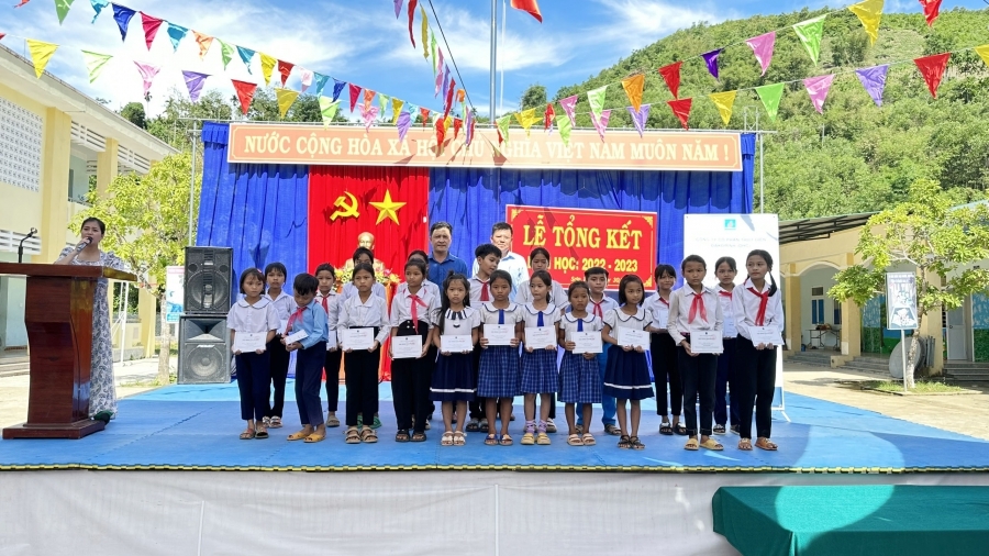 Thuỷ điện Đakđrinh trao 180 suất học bổng cho các trường tại huyện Sơn Tây (Quảng Ngãi)