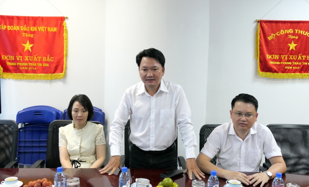 Nhà báo Phạm Thuận Thiên, Phó Tổng biên tập phụ trách Tạp chí phát biểu cảm ơn lãnh đạo Tập đoàn Dầu khí Việt Nam Nhà báo Phạm Thuận Thiên, Phó Tổng biên tập phụ trách Tạp chí phát biểu cảm ơn lãnh đạo Tập đoàn Dầu khí Việt Nam