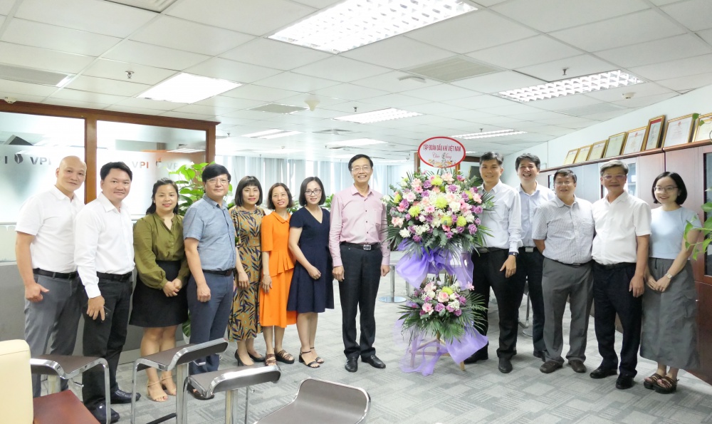 Lãnh đạo Tập đoàn Dầu khí Việt Nam chúc mừng Tạp chí Dầu khí Lãnh đạo Tập đoàn Dầu khí Việt Nam chúc mừng Tạp chí Dầu khí
