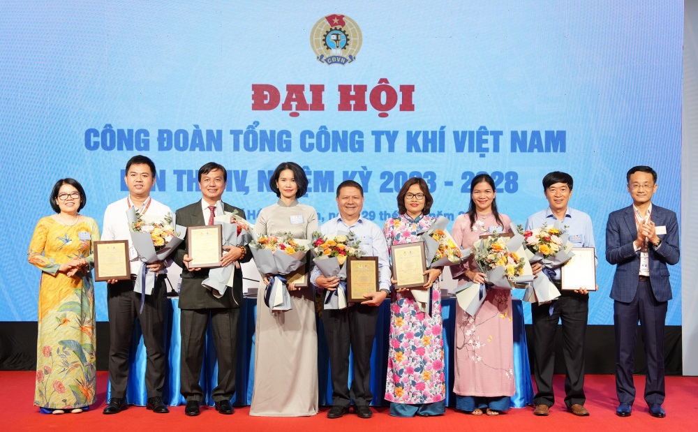 Công đoàn PV GAS khen thưởng các chủ tịch công đoàn cơ sở xuất sắc nhiệm kỳ 2018-2023 Công đoàn PV GAS khen thưởng các chủ tịch công đoàn cơ sở xuất sắc nhiệm kỳ 2018-2023