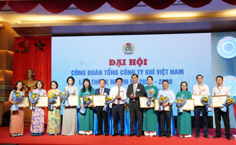 Công đoàn PV GAS khen thưởng các cán bộ công đoàn đã có thành tích xuất sắc trong phong trào thi đua lao động giỏi và xây dựng tổ chức Công đoàn vững mạnh” nhiệm kỳ 2018 – 2023 Công đoàn PV GAS khen thưởng các cán bộ công đoàn đã có thành tích xuất sắc trong phong trào thi đua lao động giỏi và xây dựng tổ chức Công đoàn vững mạnh” nhiệm kỳ 2018 – 2023