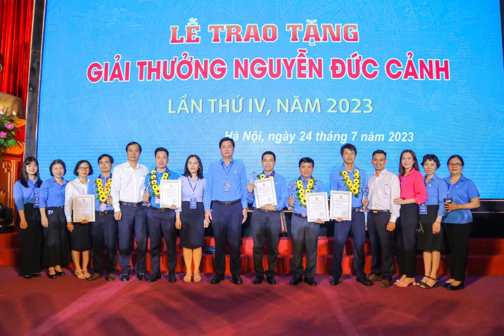 5 người lao động Dầu khí tiêu biểu nhận Giải thưởng Nguyễn Đức Cảnh lần thứ IV 5 người lao động Dầu khí tiêu biểu nhận Giải thưởng Nguyễn Đức Cảnh lần thứ IV