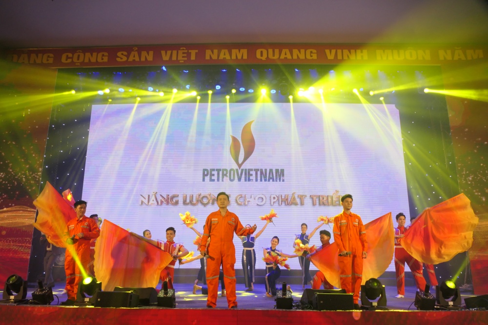 Tập đoàn Dầu khí Việt Nam biểu diễn tiết mục Tự hào Petrovietnam Tập đoàn Dầu khí Việt Nam biểu diễn tiết mục Tự hào Petrovietnam