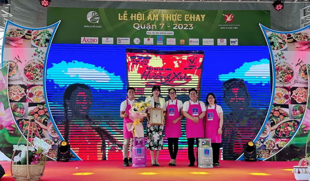 PV GAS LPG hỗ trợ miễn phí tạp dề thương hiệu và toàn bộ bình LPG cho các đội dự thi tại Lễ hội PV GAS LPG hỗ trợ miễn phí tạp dề thương hiệu và toàn bộ bình LPG cho các đội dự thi tại Lễ hội