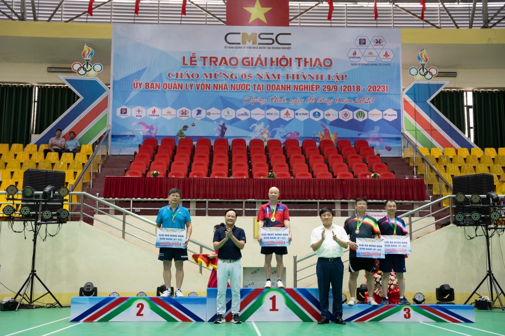 Tuyển thủ Trương Quân - Ban Công nghệ, An toàn và Môi trường giành chương vàng nội dung đơn nam lứa tuổi trên 40; tuyển thủ Hoàng Anh Huy - Văn phòng Tập đoàn giành huy chương đồng nội dung đơn nam lứa tuổi trên 40. Tuyển thủ Trương Quân - Ban Công nghệ, An toàn và Môi trường giành chương vàng nội dung đơn nam lứa tuổi trên 40; tuyển thủ Hoàng Anh Huy - Văn phòng Tập đoàn giành huy chương đồng nội dung đơn nam lứa tuổi trên 40.
