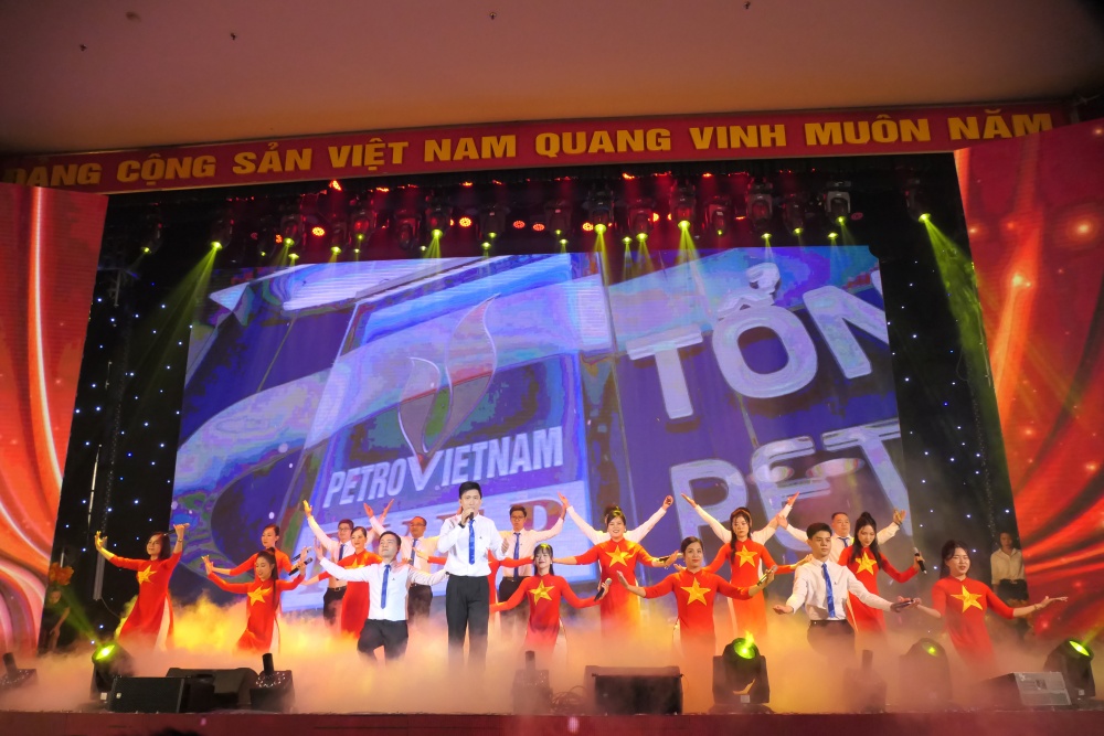 Đoàn văn nghệ Tập đoàn Dầu khí Việt Nam biểu diễn ca khúc Petrovietnam đạt nhiều thành tích nổi bật trong chuỗi hoạt động thể thao, văn hóa và an sinh xã hội