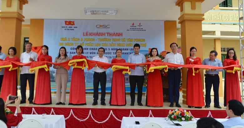 Lễ khánh thành công trình tại Trường THCS Tân Phong do Petrovietnam/BSR tài trợ Lễ khánh thành công trình tại Trường THCS Tân Phong do Petrovietnam/BSR tài trợ