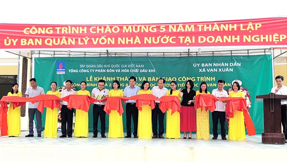Lễ cắt băng khánh thành Công trình Nhà lớp học Trường Tiểu học Vạn Xuân, huyện Thường Xuân, tỉnh Thanh Hóa Lễ cắt băng khánh thành Công trình Nhà lớp học Trường Tiểu học Vạn Xuân, huyện Thường Xuân, tỉnh Thanh Hóa
