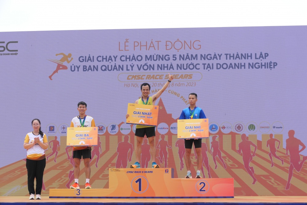 Vận động viên Vương Ngọc Trìu - Công ty Cổ phần Phân bón Dầu khí Cà Mau (PVCFC) đạt giải Nhất nội dung 2,5 km nam. Vận động viên Vương Ngọc Trìu - Công ty Cổ phần Phân bón Dầu khí Cà Mau (PVCFC) đạt giải Nhất nội dung 2,5 km nam.