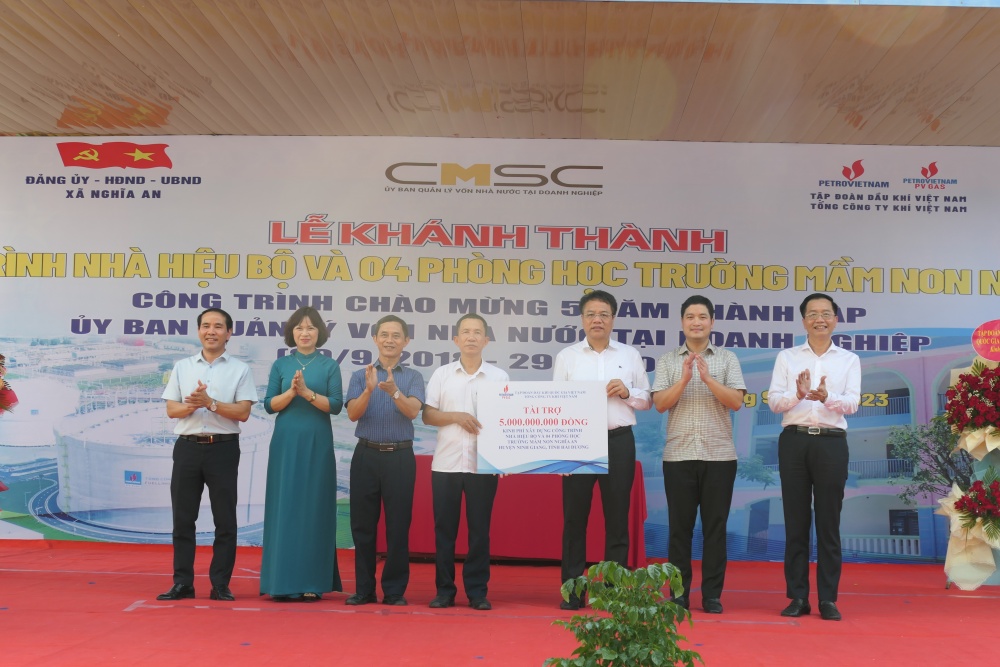 Đại diện lãnh đạo Ủy ban Quản lý vốn Nhà nước tại Doanh nghiệp; Petrovietnam; PV Gas trao biểu trưng tài trợ cho lãnh đạo huyện Ninh Giang, xã Nghĩa An Đại diện lãnh đạo Ủy ban Quản lý vốn Nhà nước tại Doanh nghiệp; Petrovietnam; PV Gas trao biểu trưng tài trợ cho lãnh đạo huyện Ninh Giang, xã Nghĩa An