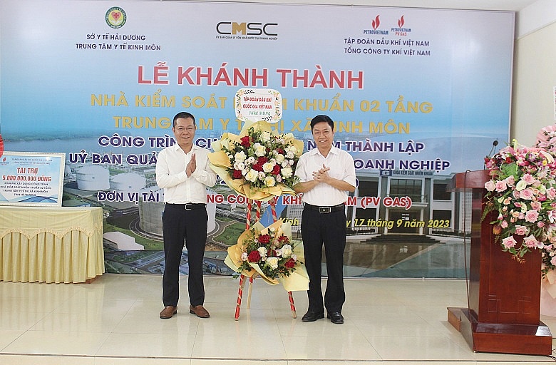 Gắn biển Công trình Nhà kiểm soát nhiễm khuẩn Trung tâm Y tế thị xã Kinh Môn Gắn biển Công trình Nhà kiểm soát nhiễm khuẩn Trung tâm Y tế thị xã Kinh Môn do Petrovietnam/PV GAS tài trợ
