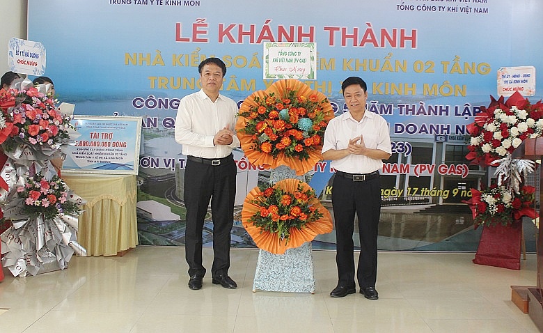 Gắn biển Công trình Nhà kiểm soát nhiễm khuẩn Trung tâm Y tế thị xã Kinh Môn Gắn biển Công trình Nhà kiểm soát nhiễm khuẩn Trung tâm Y tế thị xã Kinh Môn