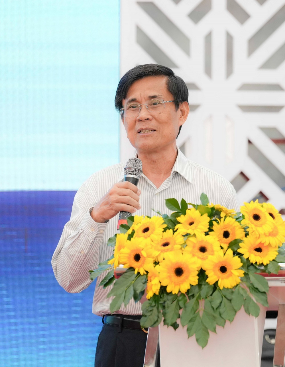 Ông Lê Minh Hồng, nguyên Phó Tổng giám đốc PVN, nguyên Chủ tịch HĐQT PV GAS phát biểu chúc mừng PV GAS bước sang tuổi mới thành công và phát triển Ông Lê Minh Hồng, nguyên Phó Tổng giám đốc PVN, nguyên Chủ tịch HĐQT PV GAS phát biểu chúc mừng PV GAS bước sang tuổi mới thành công và phát triển