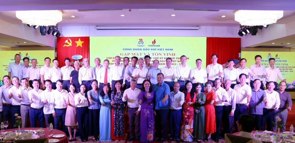 Lãnh đạo Tổng Liên đoàn Lao động Việt Nam, CĐ DKVN chụp ảnh kỷ niệm cùng cán bộ CĐ DKVN qua các thời kỳ phía Nam. Lãnh đạo Tổng Liên đoàn Lao động Việt Nam, CĐ DKVN chụp ảnh kỷ niệm cùng cán bộ CĐ DKVN qua các thời kỳ phía Nam.