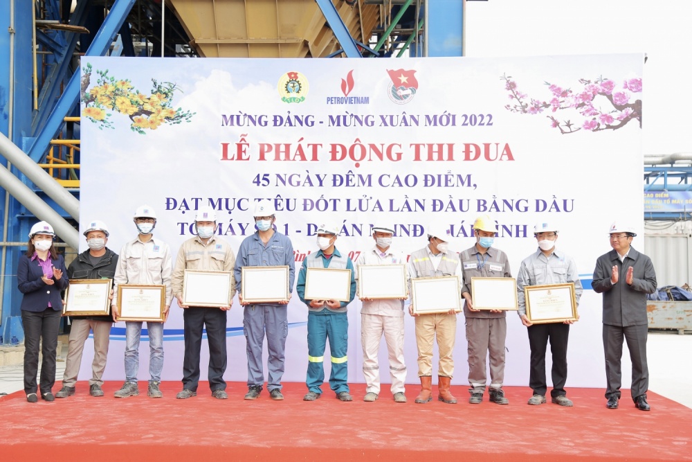 Lãnh đạo Tập đoàn, CĐ DKVN trao Bằng khen cho các tập thể có thành tích tiêu biểu trong phong trào thi đua trên công trường NMNĐ Thái Bình 2. Lãnh đạo Tập đoàn, CĐ DKVN trao Bằng khen cho các tập thể có thành tích tiêu biểu trong phong trào thi đua trên công trường NMNĐ Thái Bình 2.