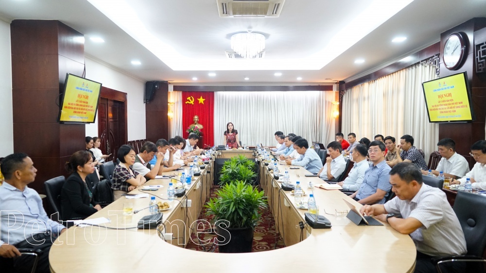 Toàn cảnh hội nghị lấy ý kiến Văn kiện Đại hội VII Công đoàn Dầu khí Việt Nam phía Nam. Toàn cảnh hội nghị lấy ý kiến Văn kiện Đại hội VII Công đoàn Dầu khí Việt Nam phía Nam.
