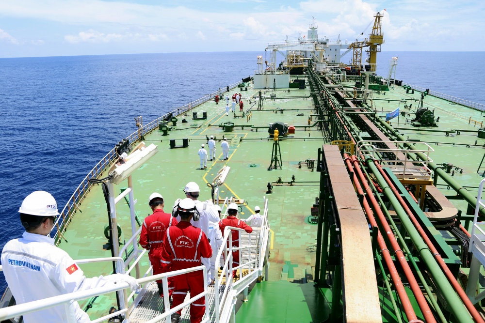 Chủ tịch HĐTV Petrovietnam Hoàng Quốc Vượng thăm và làm việc tại cụm giàn Sao Vàng - Đại Nguyệt
