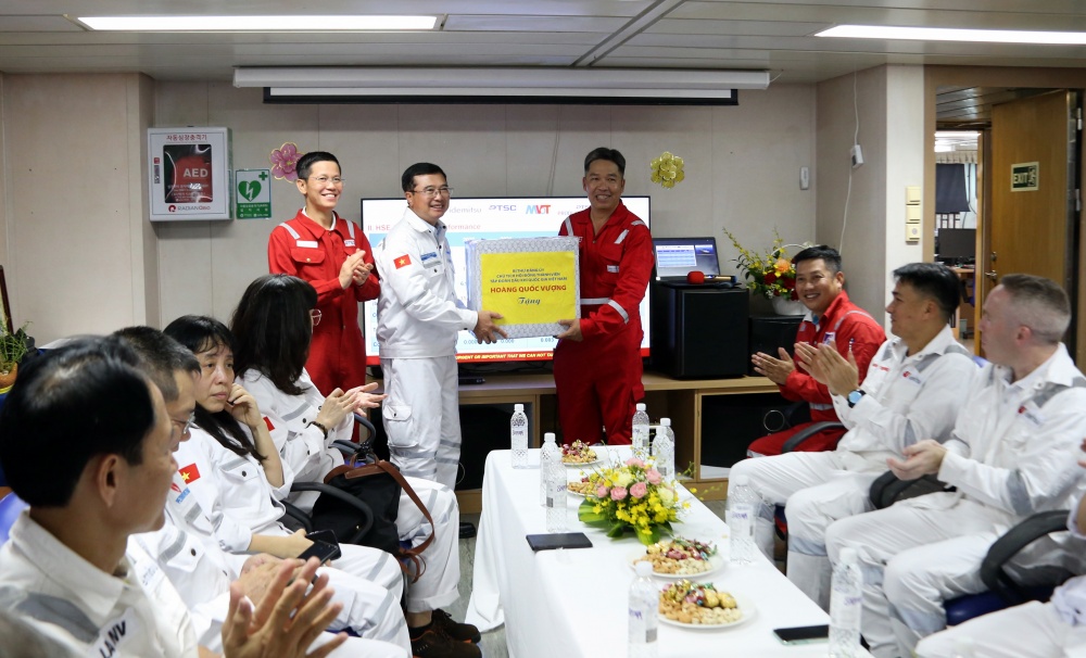 Chủ tịch HĐTV Petrovietnam Hoàng Quốc Vượng thăm và làm việc tại cụm giàn Sao Vàng - Đại Nguyệt