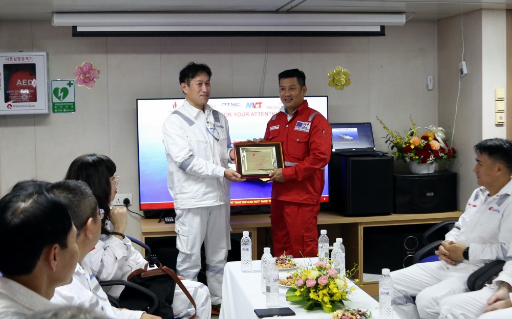 Chủ tịch HĐTV Petrovietnam Hoàng Quốc Vượng thăm và làm việc tại cụm giàn Sao Vàng - Đại Nguyệt