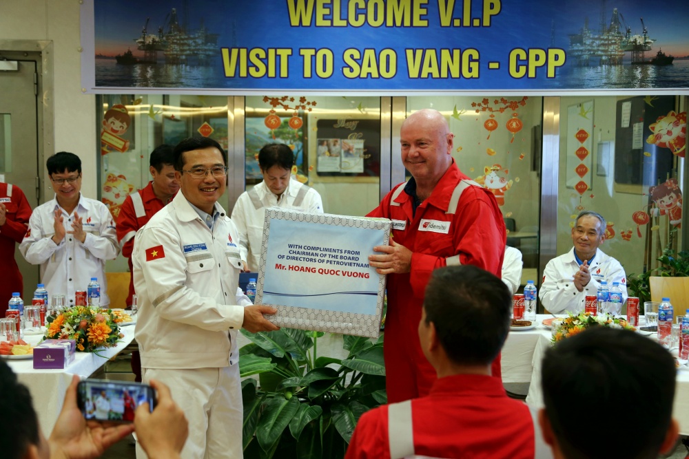 Chủ tịch HĐTV Petrovietnam Hoàng Quốc Vượng thăm và làm việc tại cụm giàn Sao Vàng - Đại Nguyệt