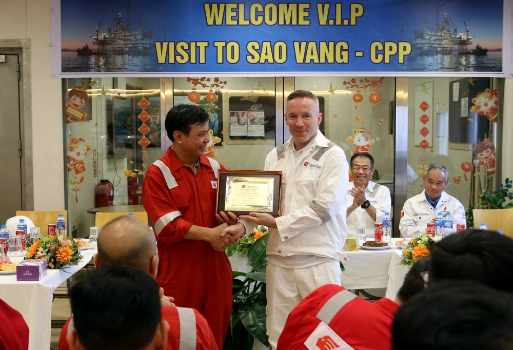 Chủ tịch HĐTV Petrovietnam Hoàng Quốc Vượng thăm và làm việc tại cụm giàn Sao Vàng - Đại Nguyệt