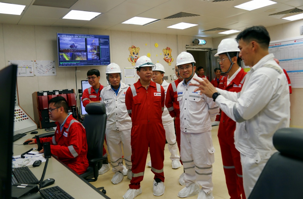 Chủ tịch HĐTV Petrovietnam Hoàng Quốc Vượng thăm và làm việc tại cụm giàn Sao Vàng - Đại Nguyệt
