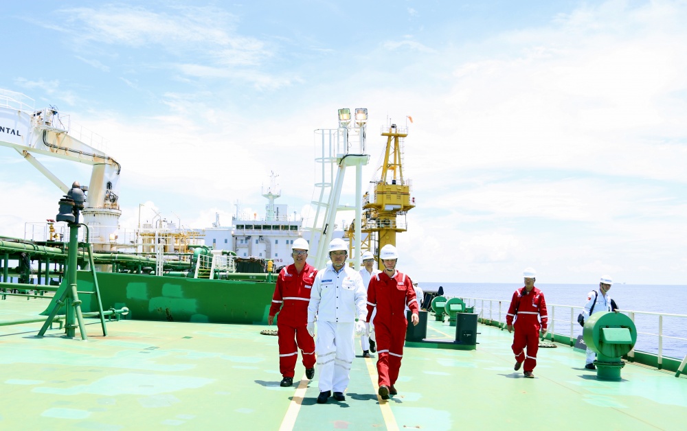 Chủ tịch HĐTV Petrovietnam Hoàng Quốc Vượng thăm và làm việc tại cụm giàn Sao Vàng - Đại Nguyệt