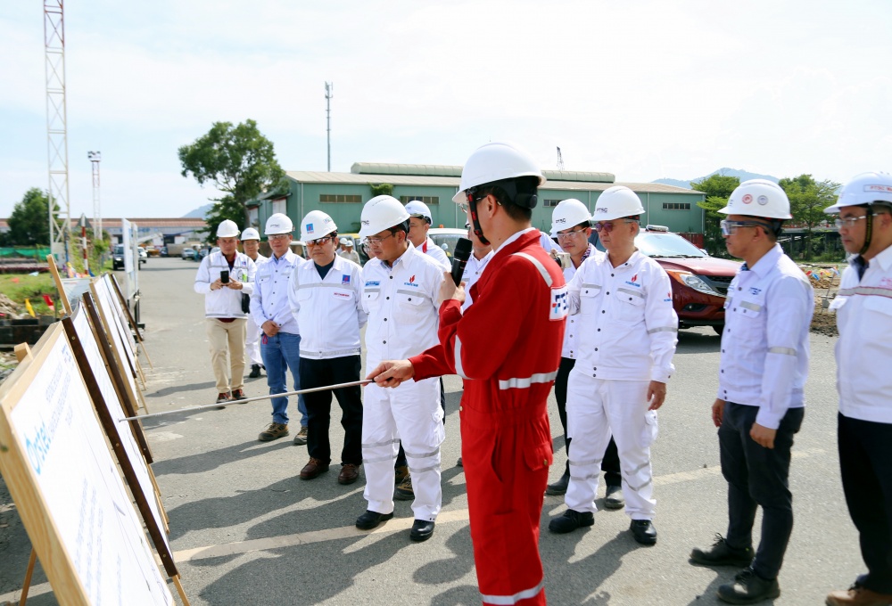 Chủ tịch HĐTV Petrovietnam Hoàng Quốc Vượng thăm khu vực cảng chế tạo chân đế điện gió Chủ tịch HĐTV Petrovietnam Hoàng Quốc Vượng thăm khu vực cảng chế tạo chân đế điện gió ngoài khơi