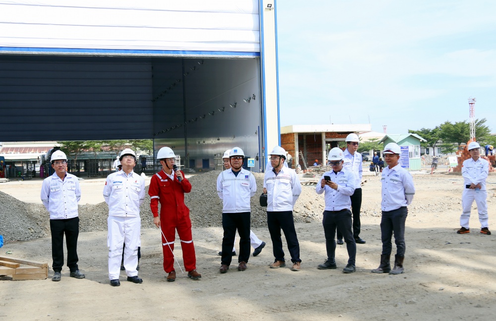 Chủ tịch HĐTV Petrovietnam Hoàng Quốc Vượng thăm khu vực cảng chế tạo chân đế điện gió Chủ tịch HĐTV Petrovietnam Hoàng Quốc Vượng thăm khu vực cảng chế tạo chân đế điện gió ngoài khơi