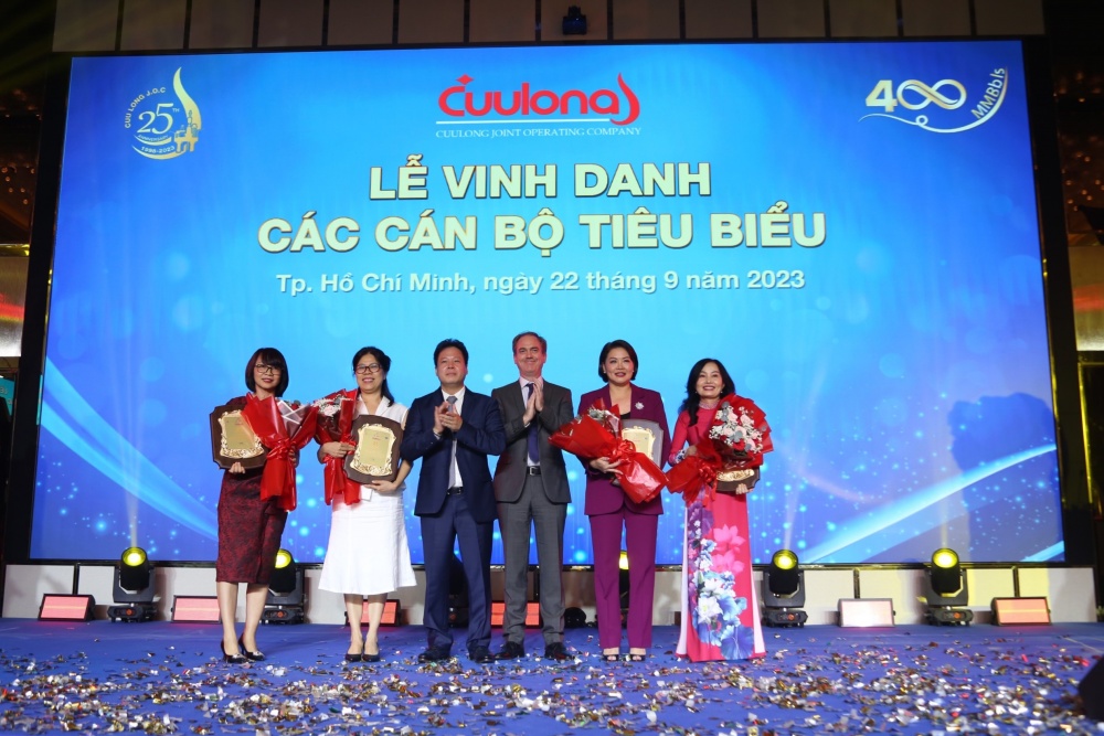 Cửu Long JOC kỷ niệm 25 năm thành lập và cột mốc 400 triệu thùng dầu Cửu Long JOC kỷ niệm 25 năm thành lập và cột mốc 400 triệu thùng dầu
