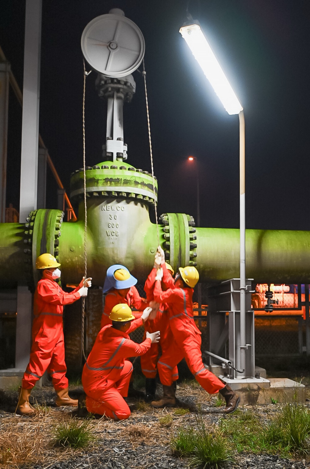 Dù công việc kéo dài xuyên đêm nhưng Mini-TAR 2023 vẫn đảm bảo mục tiêu An toàn – Sức khỏe – Môi trường “Không để xảy ra tại nạn. Không làm tổn hại đến con người. Không làm ảnh hưởng đến môi trường” Dù công việc kéo dài xuyên đêm nhưng Mini-TAR 2023 vẫn đảm bảo mục tiêu An toàn – Sức khỏe – Môi trường “Không để xảy ra tại nạn. Không làm tổn hại đến con người. Không làm ảnh hưởng đến môi trường”