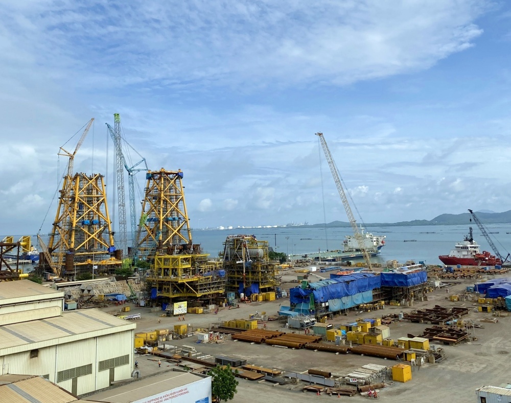 Công trường chế tạo chân đế điện gió ngoài khơi của PTSC Công trường chế tạo chân đế điện gió ngoài khơi của PTSC