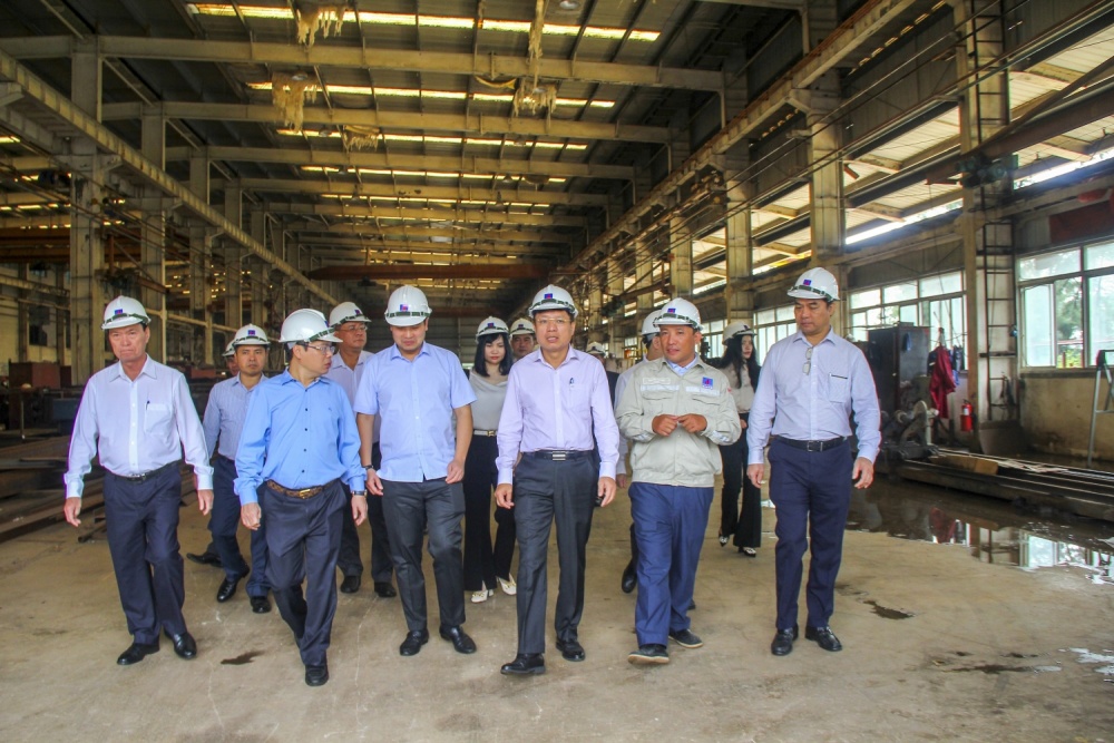 3. Lãnh đạo UBQLVNN kiểm tra hoạt động tại Công ty TNHH MTV Công nghiệp Tàu thủy Dung Quất (DQS). 3. Lãnh đạo UBQLVNN kiểm tra hoạt động tại Công ty TNHH MTV Công nghiệp Tàu thủy Dung Quất (DQS).