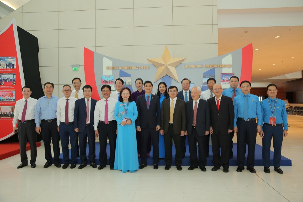Các đại biểu chụp hình lưu niệm tại Đại hội.