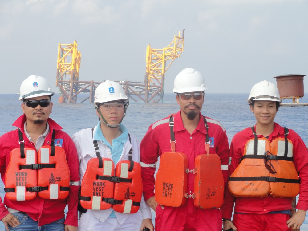05-DHT-AB-0001-04: Trên sà lan S45 sau khi chân đế PQP được hạ thủy thành công. 05-DHT-AB-0001-04: Trên sà lan S45 sau khi chân đế PQP được hạ thủy thành công.