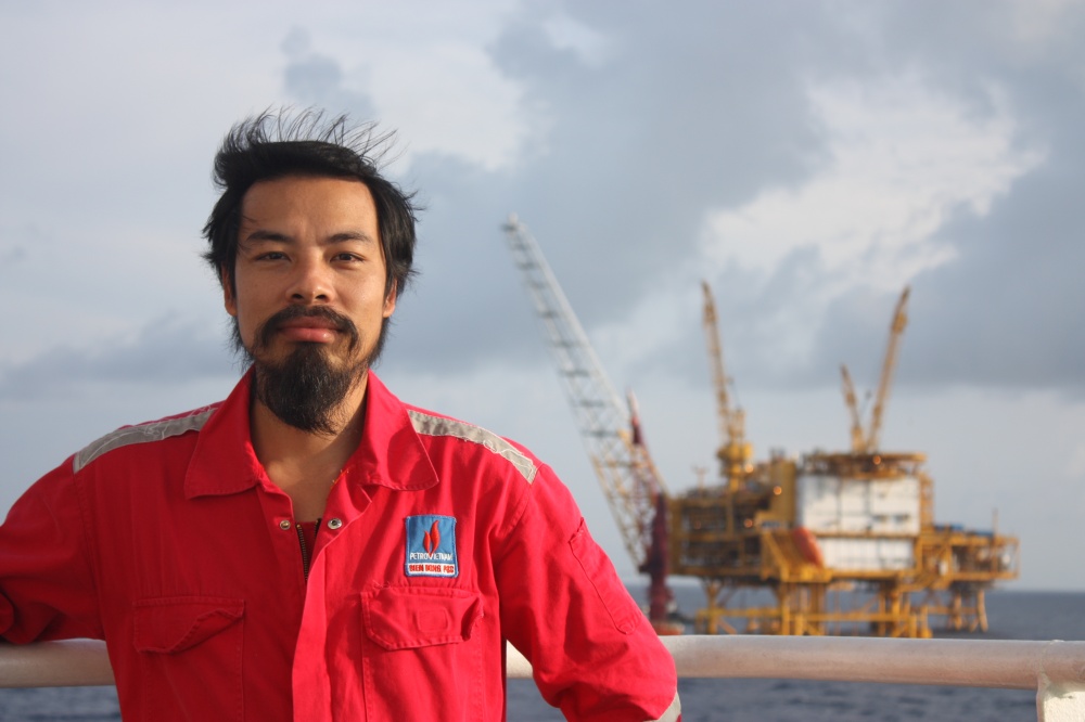05-DHT-AB-0001-07: Trên tàu lắp đặt đường ống hướng về giàn công nghệ trung tâm PQP. 05-DHT-AB-0001-07: Trên tàu lắp đặt đường ống hướng về giàn công nghệ trung tâm PQP.