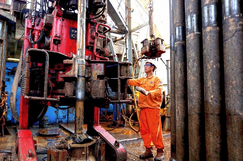 Người lao động Vietsovpetro trên giàn Tam Đảo 01 (Ảnh: Đức Hậu) quyet-liet-tai-cau-truc-pvn-nop-ngan-sach-nha-nuoc-5-thang-dat-55-ke-hoach-nam-2018
