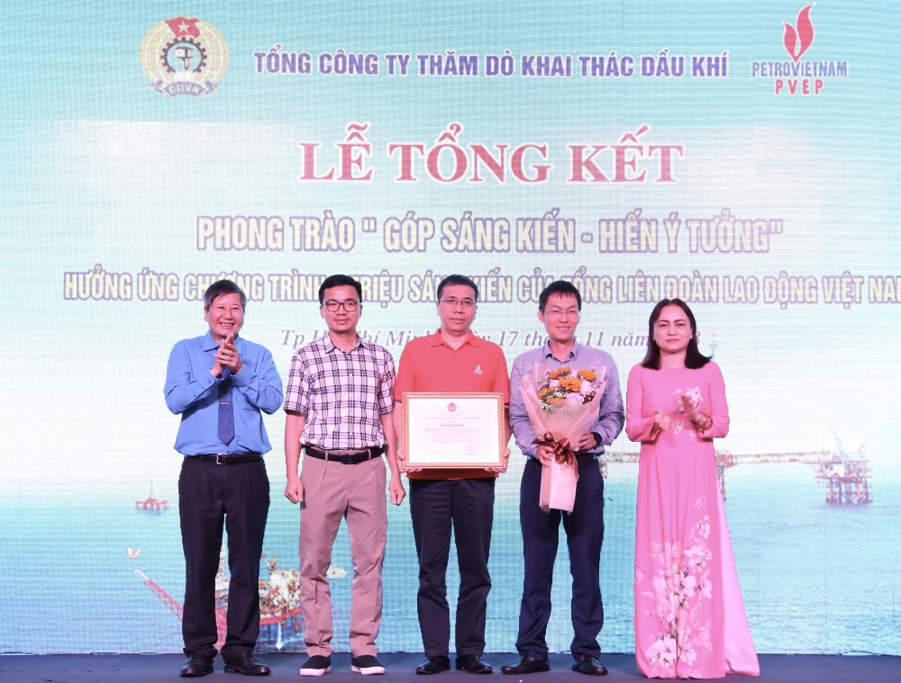 Trao bằng khen của Tổng Liên đoàn Lao động Việt Nam Trao bằng khen của Tổng Liên đoàn Lao động Việt Nam