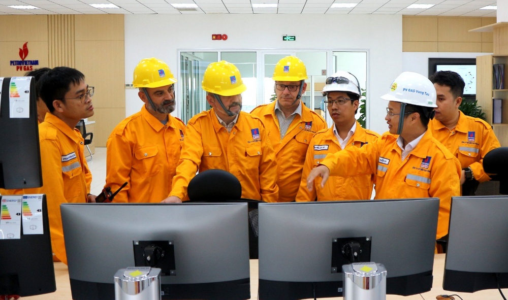 Kiểm tra hiện trường, phỏng vấn tại Phòng điều khiển LNG. Kiểm tra hiện trường, phỏng vấn tại Phòng điều khiển LNG.