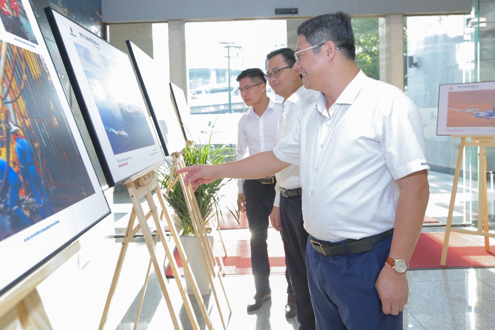Khai mạc triển lãm ảnh “Petrovietnam trong tôi” Khai mạc triển lãm ảnh “Petrovietnam trong tôi”