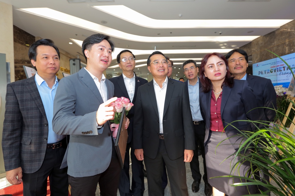 Khai mạc triển lãm ảnh “Petrovietnam trong tôi” Khai mạc triển lãm ảnh “Petrovietnam trong tôi”