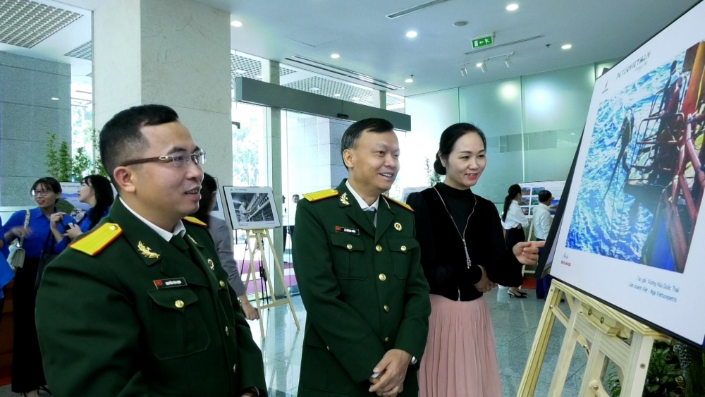 Khai mạc triển lãm ảnh “Petrovietnam trong tôi” Khai mạc triển lãm ảnh “Petrovietnam trong tôi”
