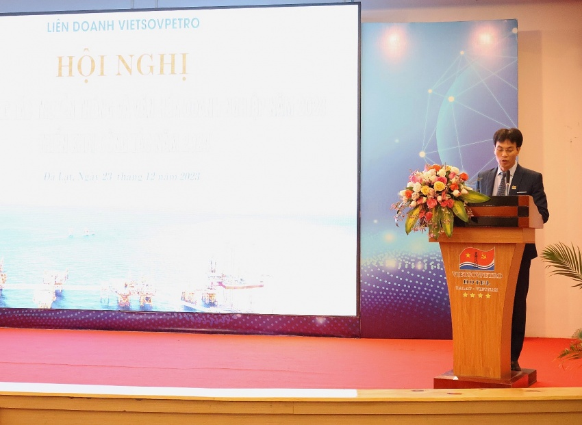 Ông Phạm Văn Đoàn, Phó chánh Văn phòng Vietsovpetro đã trình bày tổng quan về hoạt động của công tác truyền thông và Văn hoá doanh nghiệp của Vietsovpetro trong năm 2023 Ông Phạm Văn Đoàn, Phó chánh Văn phòng Vietsovpetro đã trình bày tổng quan về hoạt động của công tác truyền thông và Văn hoá doanh nghiệp của Vietsovpetro trong năm 2023