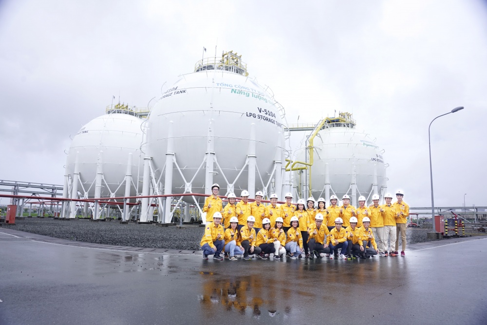 16-DKT-AD-0002: Đoàn công tác bên các Bồn chứa LPG - sản phẩm của Nhà máy Xử lý Khí Cà Mau. 16-DKT-AD-0002: Đoàn công tác bên các Bồn chứa LPG - sản phẩm của Nhà máy Xử lý Khí Cà Mau.