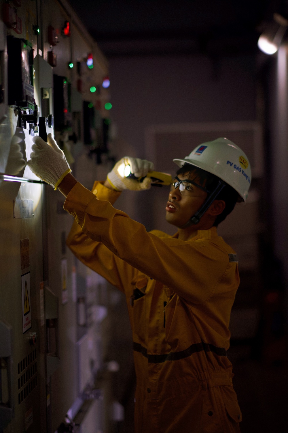 16-LTM-AB-0001-03: KHÔNG BỎ CUỘC vì chúng tôi biết rằng ánh sáng nằm ở cuối con đường. 16-LTM-AB-0001-03: KHÔNG BỎ CUỘC vì chúng tôi biết rằng ánh sáng nằm ở cuối con đường.