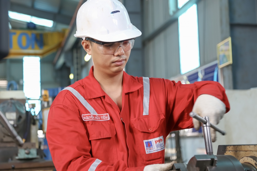 20-LVQ2-AD-0004: Người thợ cơ khí Công ty CP Dịch vụ Khai thác Dầu khí PTSC. 20-LVQ2-AD-0004: Người thợ cơ khí Công ty CP Dịch vụ Khai thác Dầu khí PTSC.