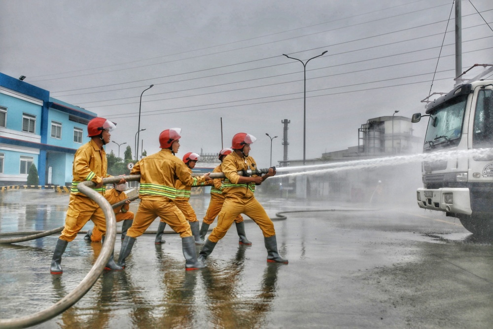 Tác phẩm số 04: Luyện tập phòng cháy chữa cháy và cứu nạn cứu hộ tại cơ sở (Ảnh chụp CBCNV thực hiện diễn tập phòng cháy chữa cháy tại kho LPG Đình Vũ).